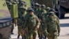 ARHIVA - Pripadnici Vojske Srbije na aerodromu Batajnica nedaleko od Beograda, u aprilu 2023.(Foto: AP/Darko Vojinović)