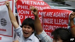 Waga Thailand berunjuk rasa di depan Konsulat China di kota Makati, Filipina, meneriakkan protes didirikannya anjungan pengeboran minyak di dekat kepulauan Parasel yang diklaim Vietnam (16/5)