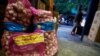 Bawang putih yang diimpor dari China dijual di sebuah pasar tradisional di Jakarta, 3 Februari 2020. (Foto: Reuters)