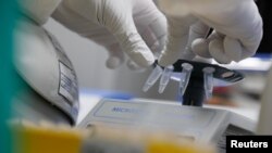 Riset pengembangan vaksin COVID-19 di laboratorium BIOCAD, Saint Petersburg, Rusia, 11 Juni 2020. (Foto: Reuters/ilustrasi). Riset vaksin COVID-19 Nusantara ditunda untuk sementara waktu.