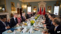 Menlu Rex Tillerson, kiri tengah, bertemu dengan Anggota Dewan Negara China Yang Jiechi dan Fang Fenghui pada pertemuan diplomatik dan dialog keamanan di Deplu AS di Washington, Rabu, 21 Juni 2017 (foto: AP Photo/Cliff Owen)