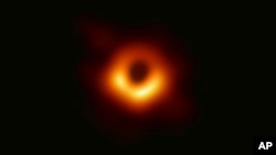 Foto lubang hitam di antariksa yang dibuat dengan menggunakan delapan teleskop radio yang tersebar di seluruh dunia. (Courtesy: (Event Horizon Telescope Collaboration/Maunakea Observatories)