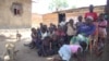 Charline Katsuva, fondatrice de l'orphelinat "Maman Marie" entourée d'enfants à Beni, RDC, 17 octobre 2018. (VOA/Charly Kasereka)