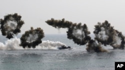 Kendaraan laut amfibi Korea Selatan dalam latihan militer gabungan tahunan Foal Eagle antara Korea Selatan dan AS di Pohang, bagian selatan Seoul (30/3). (AP/Lee Jin-man)