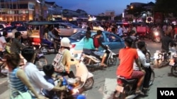 រូបឯកសារ៖ ប្រជាពលរដ្ឋ​ធ្វើដំណើរ​លើ​ផ្លូវ​សុធារស ក្នុង​ទីក្រុង​ភ្នំពេញ​នៃ​ប្រទេស​កម្ពុជា​នៅ​ថ្ងៃទី២៦ ខែតុលា ឆ្នាំ២០១៤។ (នូវ ពៅលក្ខិណា/VOA)