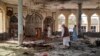 Warga di dalam masjid setelah ledakan bom di pronvisi Kunduz, Afghanistan utara pada 8 Oktober 2021. (Foto: File)