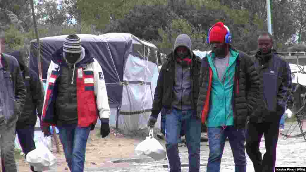 Wasu&nbsp; yan kasar&nbsp; Sudan ne a cikin sansanin yan gudun hijira wannan&nbsp; yana&nbsp; a wajen birnin Calais dake arewacin birnin Faransa. (Nicolas Pinault/VOA).