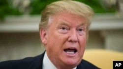 Presiden AS Donald Trump berbicara dalam sebuah pertemuan dengan Perdana Menteri Slovakia Peter Pellegrini di Ruang Oval Gedung Putih, di Washington, 3 Mei 2019.