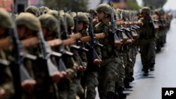 ARSIP - Serdadu-serdadu Turki mengambil bagian dalam parade militer tahunan yang menjadi puncak perayaan yang menandakan ulangtahun ke-42 invasi Turki tahun 1974 ke bagian utara Nicosia yang dikontrol Turki hari Rabu, 20 Juli 2016 (foto: AP Photo/Petros Karadjias)