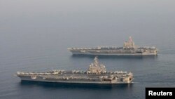 ARSIP - Kapal induk AS, USS Carl Vinson (CVN 70), bawah, tampak menggantikan USS George H.W. Bush di Teluk Arabia (18/10/2014). (foto: REUTERS/US Navy/Spesialis Komunikasi Massa Kelas 2, Korrin Kim/Didistribusikan via Reuters)