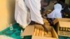 Des jeunes distribuent le ndogou à Dakar au Sénégal, le 27 avril 2021. 