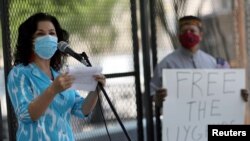 ARCHIVO - Activistas denuncian abusos en China contra los uigures cerca de la Casa Blanca el 3 de julio de 2020.