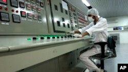 Seorang teknisi bekerja di fasilitas pengayaan Uranium di Isfahan, Iran (foto: dok). Iran mengumumkan telah meningkatkan produksi uranium yang diperkaya hingga empat kali lipat.