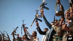 Masyarakat adat yang setia kepada pemberontak Houthi mengacungkan senjata mereka tanda dukungan untuk pembicaraan damai di Sanaa, Ibu Kota Yaman. (Foto: AP)