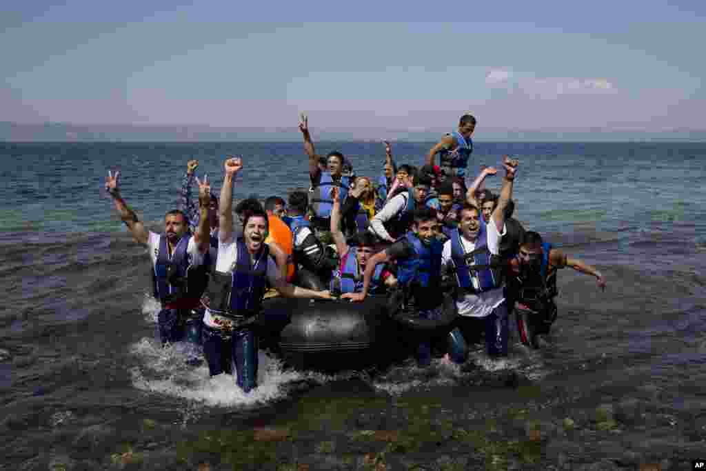 Masu gudun hijira da &#39;yan ci rani a lokacin da suka isa tsibirin Lesbos ta kasar Girka, bayan da suka fito daga kasar Turkiya. Ranar 11, ga watan Satumba 2015. &nbsp;