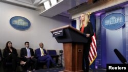 Mantan juru bicara Gedung Putih, Kayleigh McEnany, berbicara kepada awak media sehari setelah pendukung Trump melakukan serangan terhadap Gedung Capitol, pada 7 Januari 2021. (Foto: Reuters/Joshua Roberts)