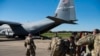 Foto yang diambil 29 Oktober 2018 yang disediakan oleh AU AS ini menunjukkan pengerahan pasukan yang berasal dari Kompi Markas Besar, Brigade Polisi Militer ke-89, Gugus Tugas Griffin bersiap untuk menaiki C-130J Super Hercules dari Little Rock, Arkansas sebagai bentuk dukungan pada Operation Faithful Patriot (foto: Airman 1st Class M. Wockenfuss/U.S. Air Force via AP)