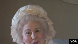 Seorang perempuan yang memerankan Martha Washington sedang bercerita kepada pengunjung Mount Vernon.