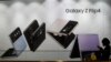Una mujer pasa frente a un anuncio del Galaxy Z Flip4 de Samsung Electronics en su tienda en Seúl, Corea del Sur, el martes 31 de enero de 2023. (Foto AP/Ahn Young-joon)