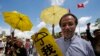 香港民主派抗议者举着黄雨伞在香港立法会外集会。（2015年6月17日）