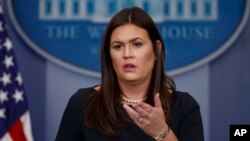 Juru Bicara Gedung Putih, Sarah Huckabee Sanders memberi keterangan kepada media di Washington, Senin, 25 September 2017. (AP Photo/Evan Vucci)