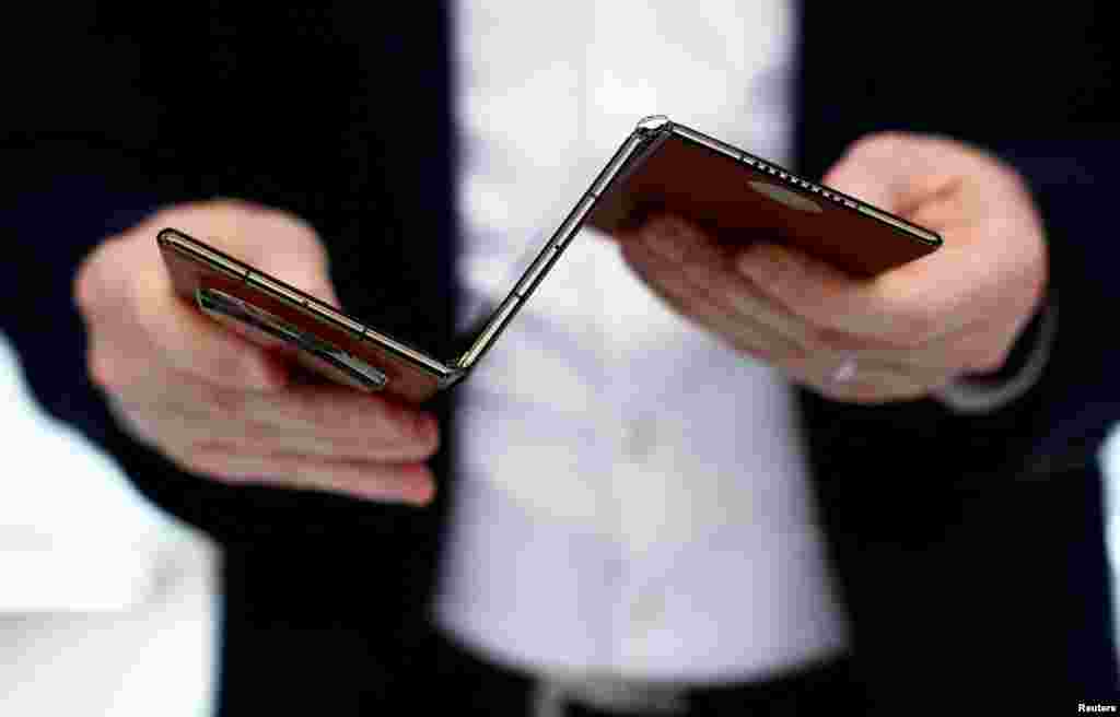 Уредот &bdquo;Huawei Mate XT Ultimate&ldquo; е прикажан за време на саемот за Светски мобилен конгрес (MWC) во Fira de Barcelona, ​​Шпанија.