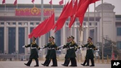 Кинески војници маршираат до нивната позиција пред владината зграда на Пекинг, 7 март 2025 година