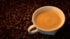 Secangkir kopi dan biji kopi yang sudah dipanggang di Brussels, Belgia, 1 Mei 2017. (Foto: Eric Vidal/Reuters/ilustrasi)