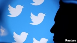 Foto Elon Musk dan logo Twitter dalam sebuah ilustrasi yang diambil 4 November 2022. (Foto: REUTERS/Dado Ruvic)