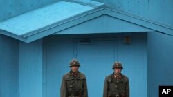 Tentara Korea Utara berjaga di pos penjagaan di desa Panmunjom, di zona demiliterisasi (DMZ) yang memisahkan Korea Utara dan Korea Selatan, 22 Juli 2013 (Foto: dok).