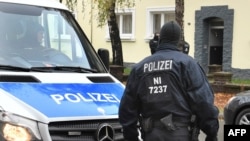 Polisi merazia gedung apartemen dekat masjid di Hildesheim, Jerman tengah (8/11). 