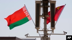 Bendera Belarus dan China dipasang di alun-alun Tiananmen di Beijing, pada 1 Maret 2023, dalam kunjungan Presiden Belarus Alexander Lukashenko ke China. (Foto: AP/Ng Han Guan)