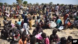 Sebagian dari 30.000 orang yang memenuhi kota Leer, Sudan Selatan, menerima makanan dari Komite Internasional Palang Merah, 15 Desember 2015, yang menandai perang saudara di Sudan Selatan yang telah berlangsung selama 2 tahun.