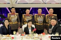 朝鲜官方媒体2023年2月8日发布的照片显示，朝鲜领导人金正恩携夫人和女儿与朝鲜高级将领在庆祝朝鲜军队建军75周年的宴会上。