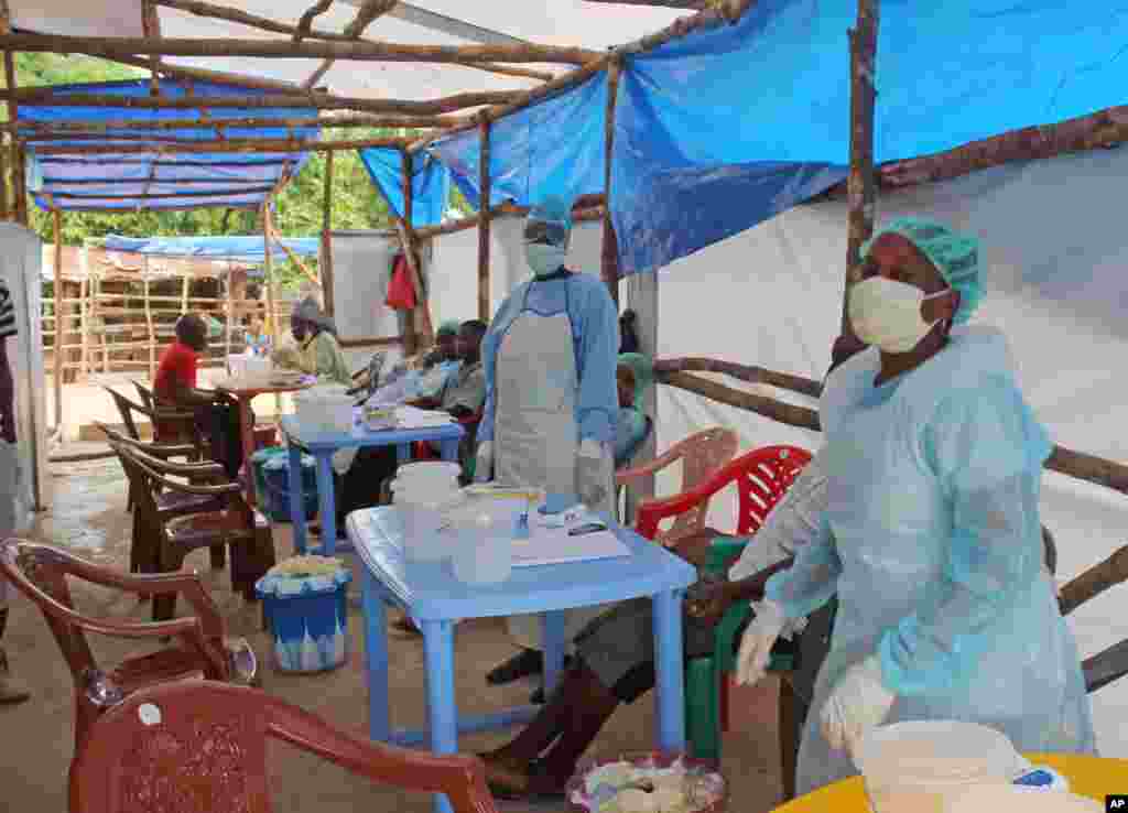 Syerra-Leonedagi klinikalardan birida tibbiyot xodimlari Ebola bilan kasallangan bemorlarga xizmat ko&#39;rsatmoqda, 27-iyul, 2014-yil.