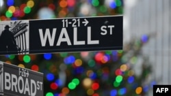 Papan penunjuk jalan Wall Street di depan gedung New York Stock Exchange (NYSE), New York, 9 Desember 2020. (Foto: Angela Weiss / AFP)