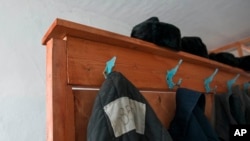Фото: одяг в’язнів в музеї, що вшановує пам‘ять жертв політичних репресій, Росія.