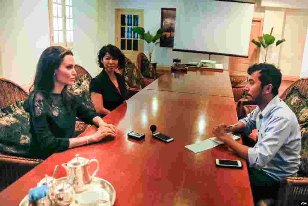 VOA Khmer&#39;s Sophat Soeung (right) interviews American actress and filmmaker Angelina Jolie and Loung Ung, author of &quot;First They Killed My Father&quot; in Siem Reap, Cambodia, February 18, 2017.​ (Neou Vannarin/VOA Khmer)