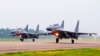 Dua jet tempur SU-30 China lepas landas dari lokasi yang tidak ditentukan untuk melakukan patroli di atas Laut China Selatan.China menerbangkan lebih dari 30 pesawat militer, termasuk jet tempur SU-30, menuju Taiwan, Sabtu, 3 Oktober 2021. (Jin Danhua/Xinhua via AP)