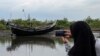 Seorang warga Aceh menggunakan telepon genggamnya untuk memotret perahu yang membawa sekelompok warga Rohingya ke pelabuhan Bireuen, provinsi Aceh, 20 April 2018. (Foto: dok).