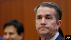 Gwamnan jihar Virginia, Ralph Northam, yayin da yake shirin gabatar da wani taron manema labarai a birnin Richmond, ranar 31 ga watan Janairu, 2019. 