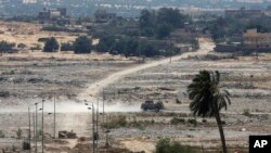 Kendaraan lapis baja milik militer Mesir berpatroli di perbatasan Sinai, 2 Juli 2015. (Foto: dok). Dua serangan terpisah menewaskan empat polisi di bagian utara Semenanjung Sinai yang rusuh, Selasa malam (9/4). 