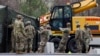 Anggota Garda Nasional mendirikan tenda untuk pusat tes virus corona di lahan parkir FedEx Field di Landover, Maryland, di luar Kota Washington D.C, 21 Maret 2020. (Foto: AP)