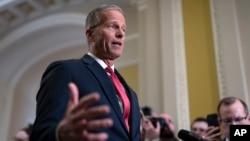 Lider većine u Senatu John Thune razgovara s novinarima na Kapitolu u Washingtonu, 19. februara 2025.