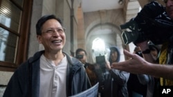 Tang Ngok-kwan, salah satu anggota inti Aliansi Hong Kong dalam Mendukung Gerakan Demokratik Patriotik China, meninggalkan Pengadilan Banding tingkat Akhir di Hong Kong, Kamis, 6 Maret 2025.(Foto: Chan Long Hei/AP Photo)