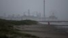 Seorang anak bermain di pantai Galveston, Texas menjelang datangnya badai tropis Nicholas (foto: dok). 
