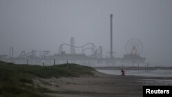 Pantai di kota Galveston, Texas menjelang datangnya badai tropis Nicholas (13/9). 