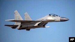 Jet tempur PLA J-16 China terbang di lokasi yang dirahasiakan. (Kementerian Pertahanan Taiwan via AP). 