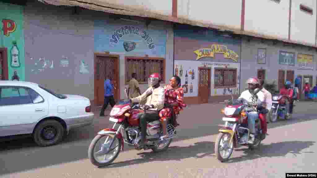 Les boutiques et magasins fermés mais la circulation reste fluide au feu rouge, à Bukavu, le 2 août 2017. (VOA/Ernest Muhero)