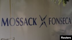 Logo firma hukum Mossack Fonseca di kantornya di Panama City (3/4). (Reuters/Carlos Jasso)